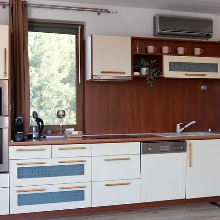 Vinoport Apartmanhaz Έγκερ